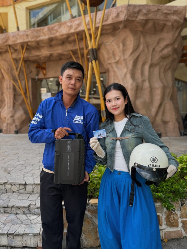 Nhân viên ZuttoRide giao pin cho người sử dụng xe điện