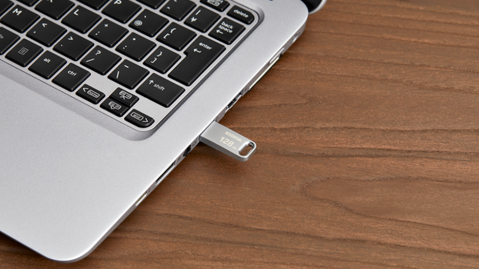 KIOXIA U366 bên cạnh một chiếc laptop