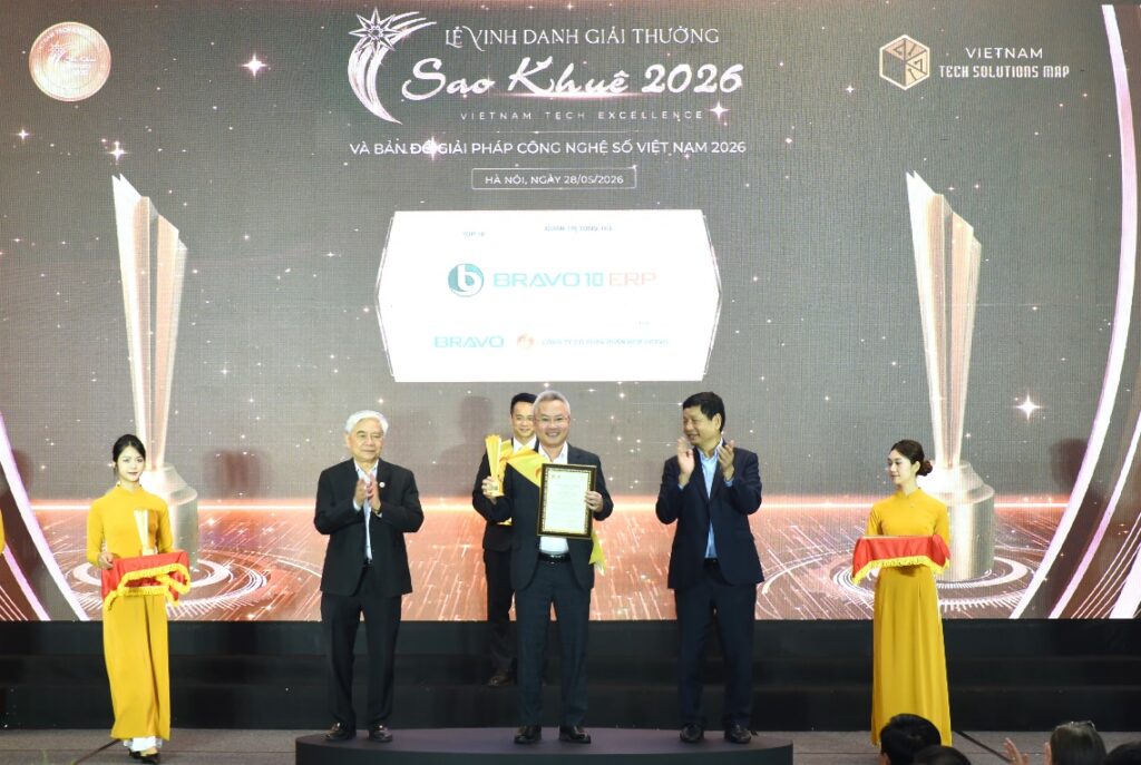 Đại diện BRAVO nhận giải thưởng TOP 10 Sao Khuê 2026 cho sản phẩm BRAVO 10 ERP