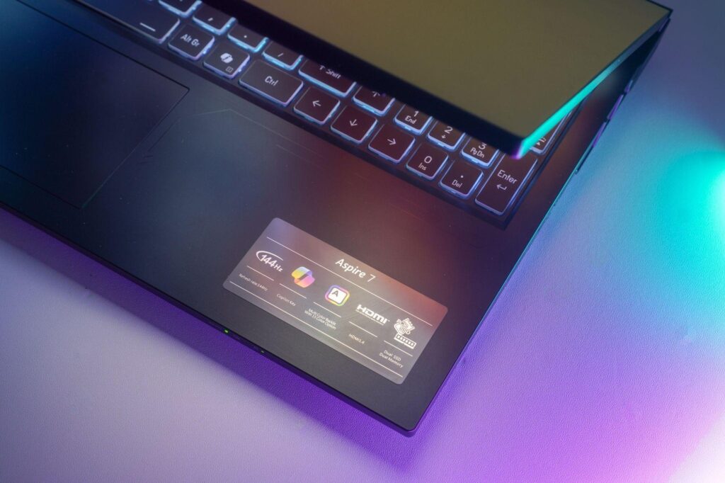Laptop Acer Nitro ProPanel hiển thị hình ảnh trên màn hình 180Hz