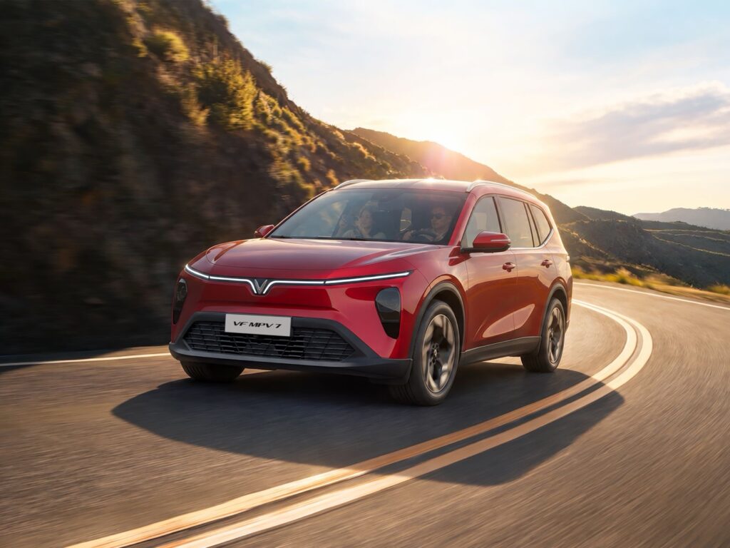 VF MPV 7 di chuyển trên đoạn đường thử có gờ giảm tốc