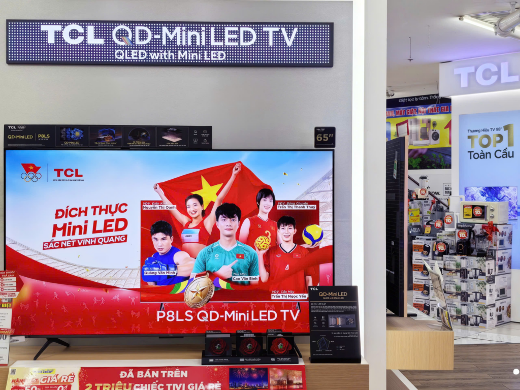 Vận động viên Trần Thị Thanh Thúy đứng cạnh TV TCL P8LS