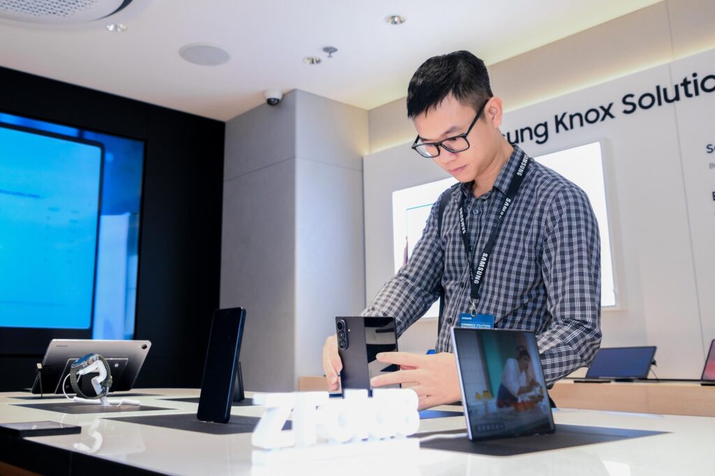 Màn hình hiển thị lớn trong không gian trải nghiệm công nghệ