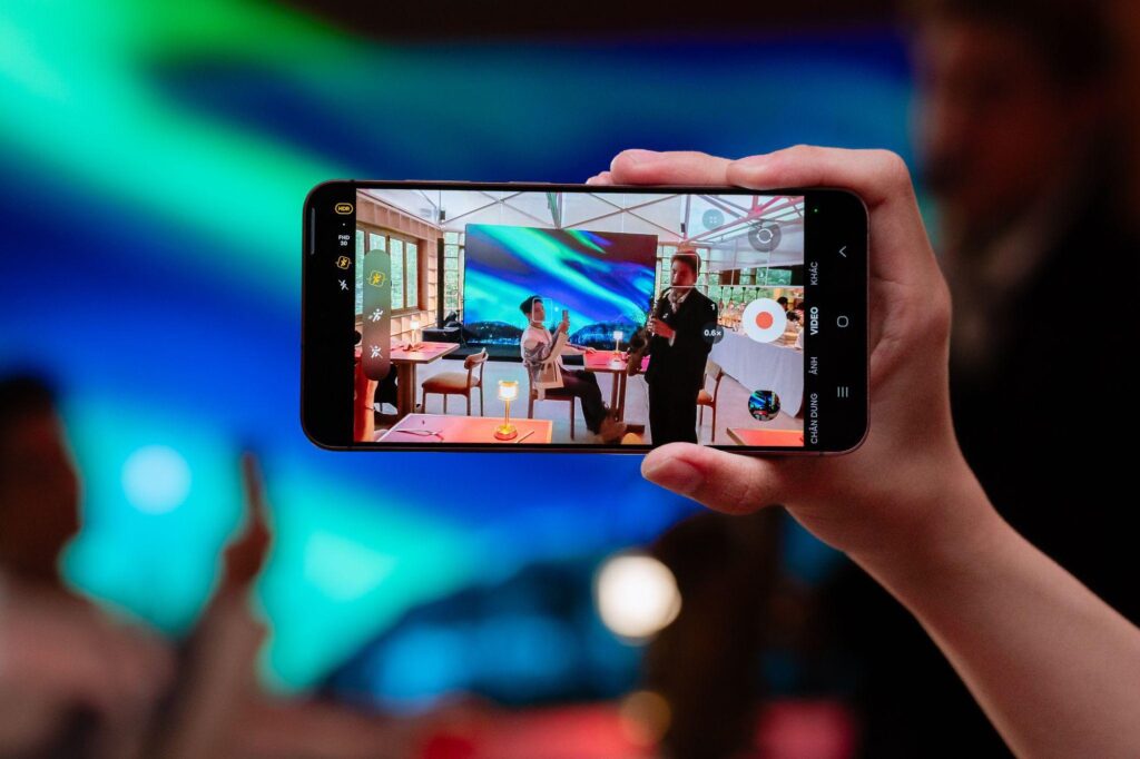 Người dùng quay video bằng Galaxy S26 FE trong lúc di chuyển