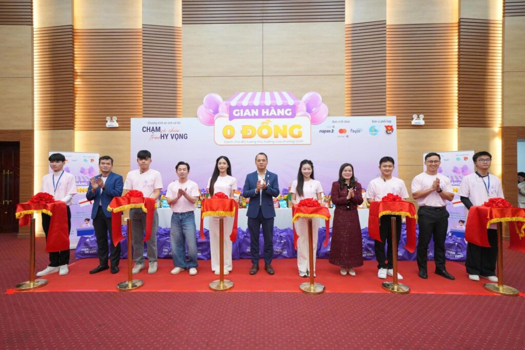 Phụ nữ dân tộc thiểu số tham gia hoạt động tầm soát sức khỏe