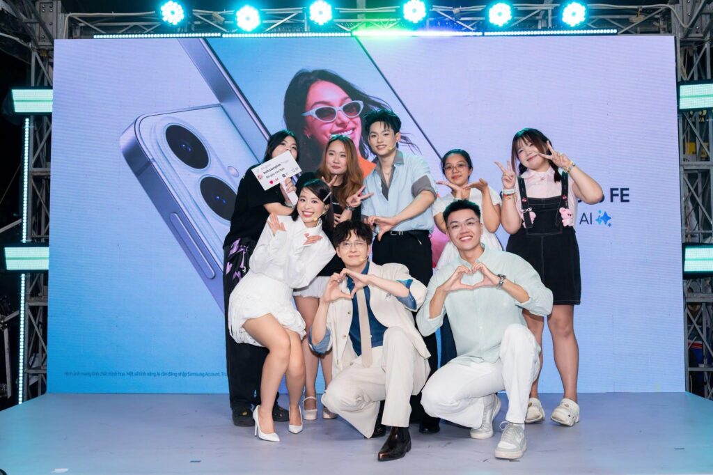 Người dùng quay video concert với tính năng khóa đường chân trời
