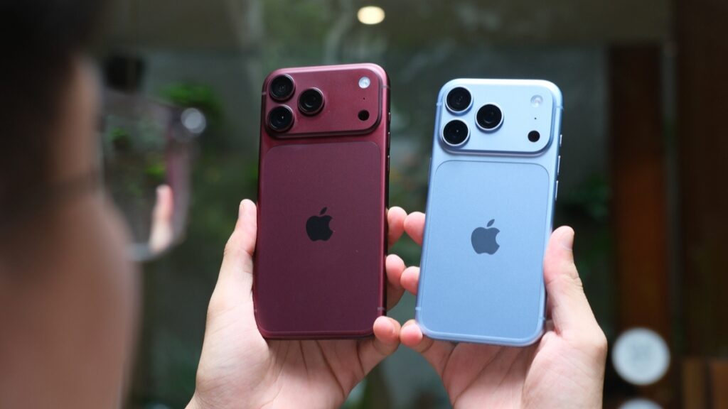 iPhone đặt trên đế sạc không dây tại bàn làm việc