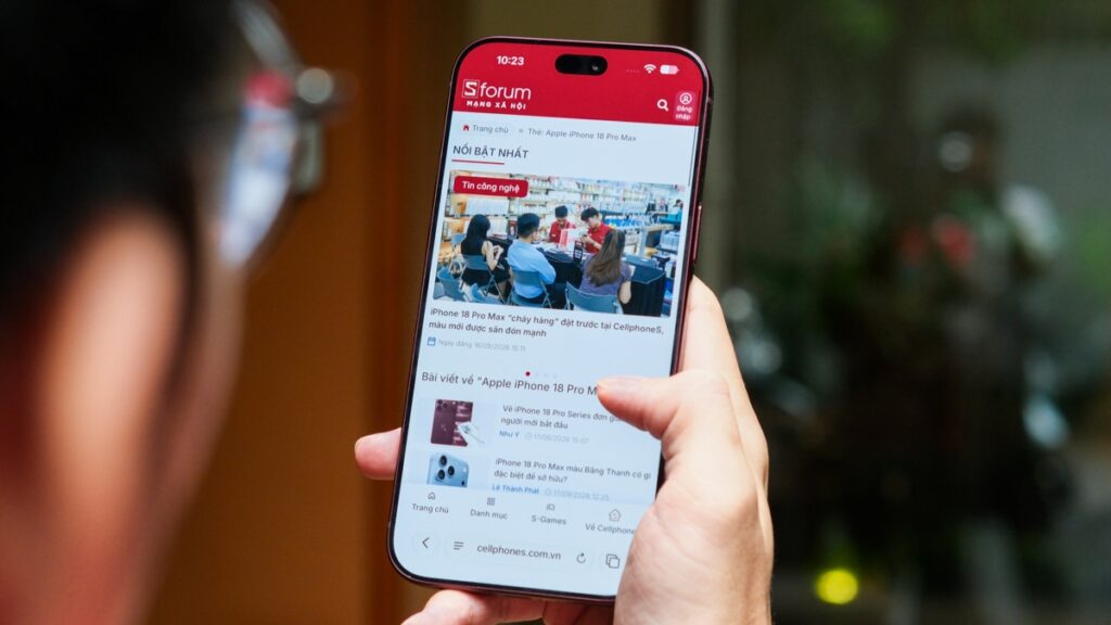 iPhone 18 Pro được sử dụng để lướt web qua mạng 5G