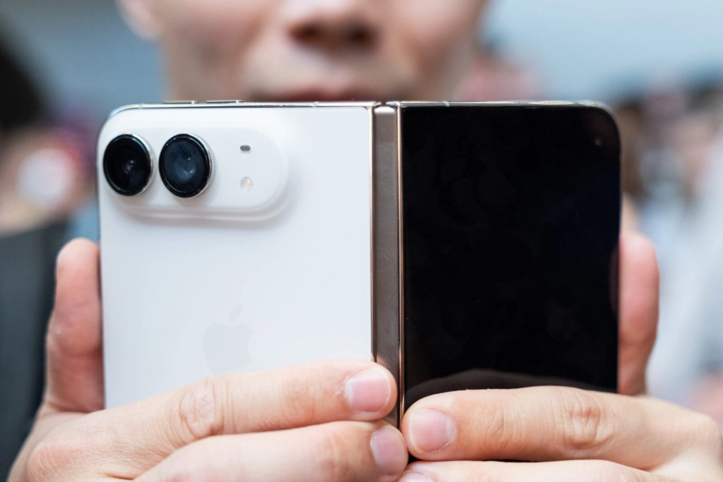 Cận cảnh iPhone Duo khi mở và gập máy