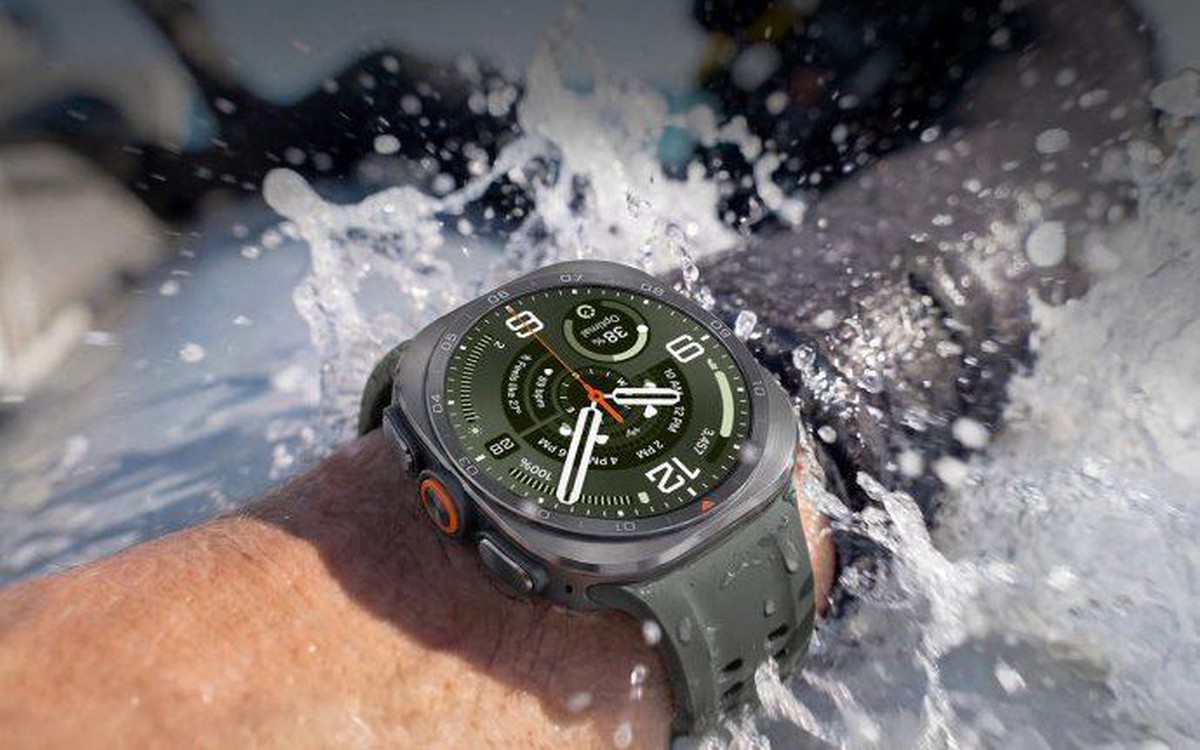 Galaxy Watch Ultra2 với khung titan và mặt đồng hồ tròn trong thiết kế thân máy bo góc