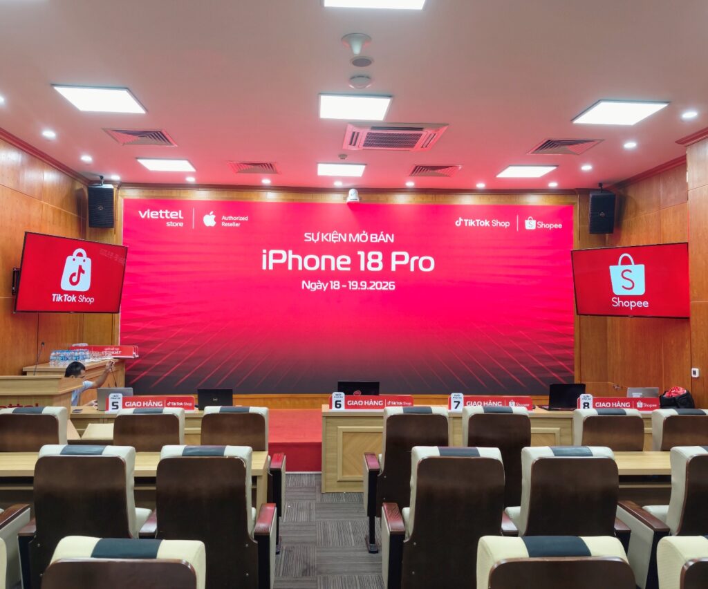 Các sản phẩm Apple được trưng bày tại điểm trải nghiệm Viettel Store