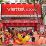 Khách hàng nhận iPhone 18 Pro tại cửa hàng Viettel Store trong ngày mở bán