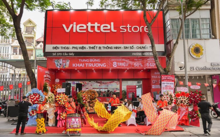 Khách hàng nhận iPhone 18 Pro tại cửa hàng Viettel Store trong ngày mở bán