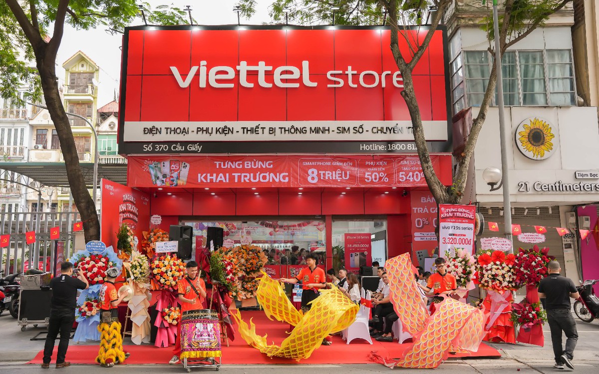Khách hàng nhận iPhone 18 Pro tại cửa hàng Viettel Store trong ngày mở bán