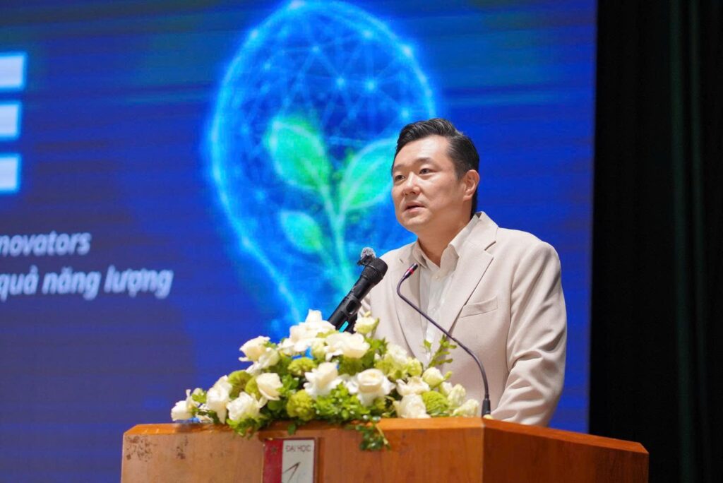 Juhern Kim trao đổi với đại diện Bộ Ngoại giao Việt Nam