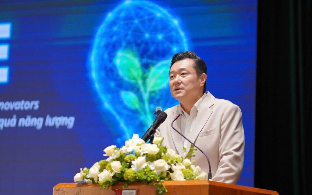 Juhern Kim, Trưởng đại diện GGGI tại Việt Nam, trong một buổi làm việc