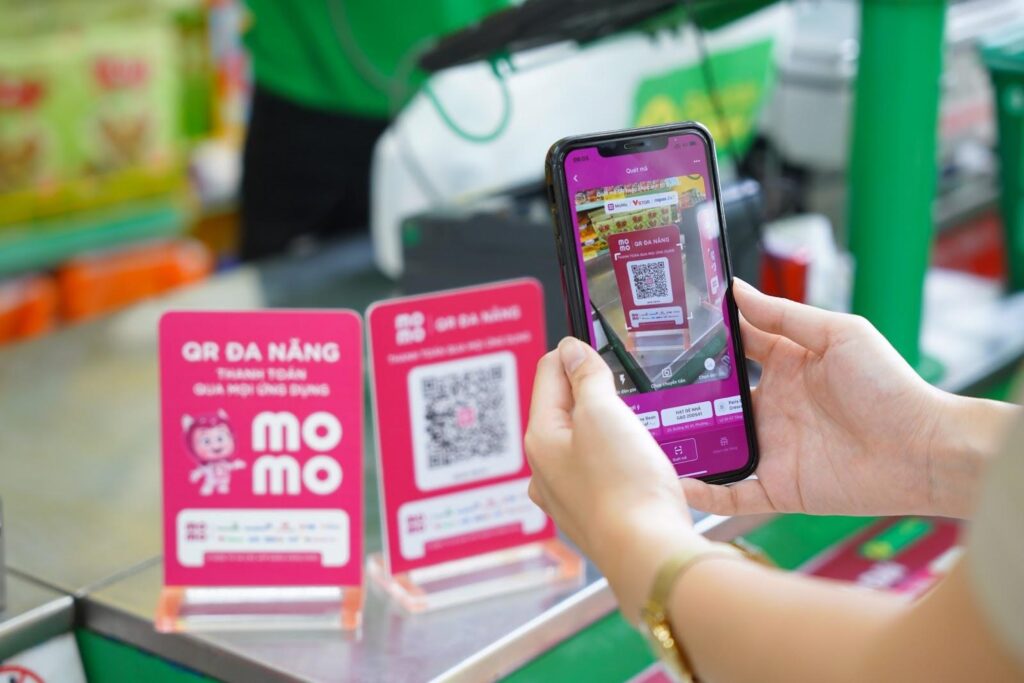 Người dùng thực hiện giao dịch thanh toán trên ứng dụng MoMo