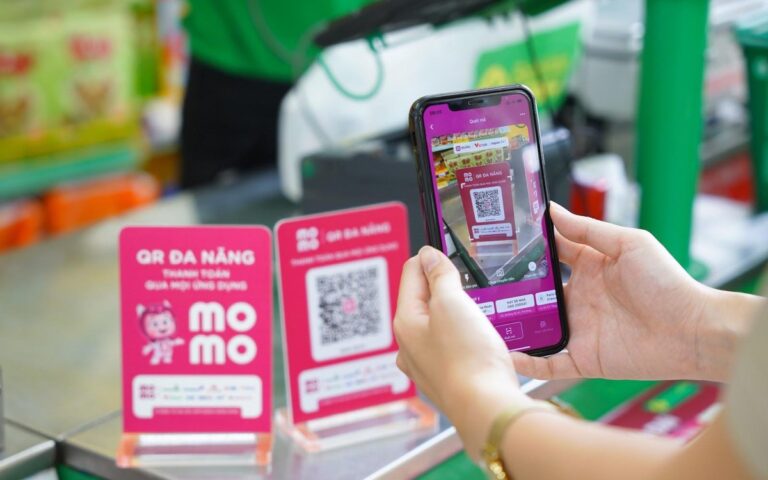 Mã QR MoMo được đặt tại quầy thanh toán của một cửa hàng