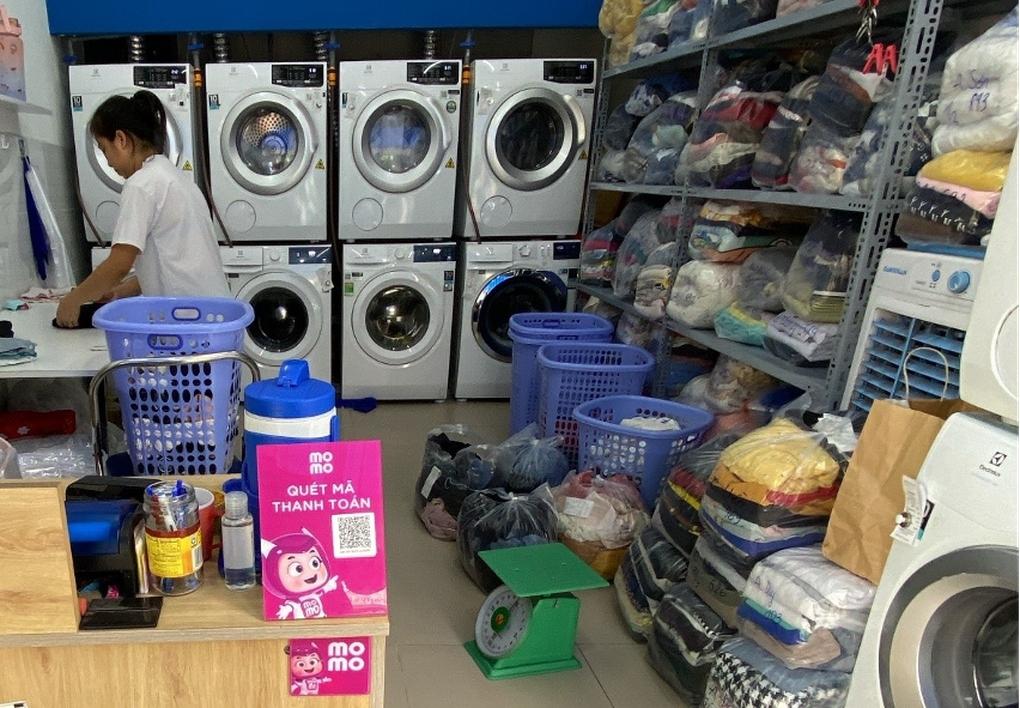 Người dùng thao tác thanh toán trên ứng dụng điện thoại
