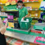 Tiểu thương sử dụng mã QR để nhận thanh toán tại quầy hàng