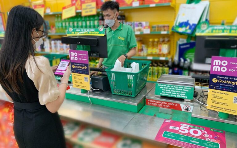 Tiểu thương sử dụng mã QR để nhận thanh toán tại quầy hàng