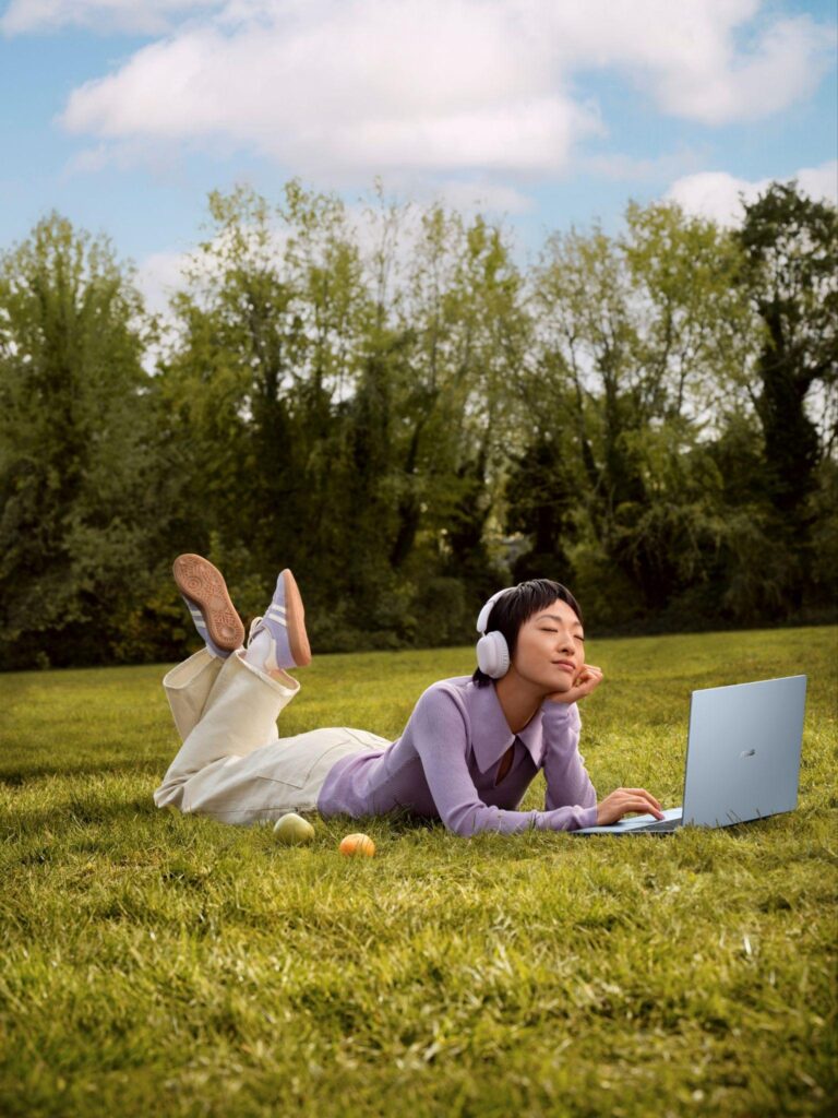 Laptop được sử dụng trong thư viện cùng tài liệu học tập