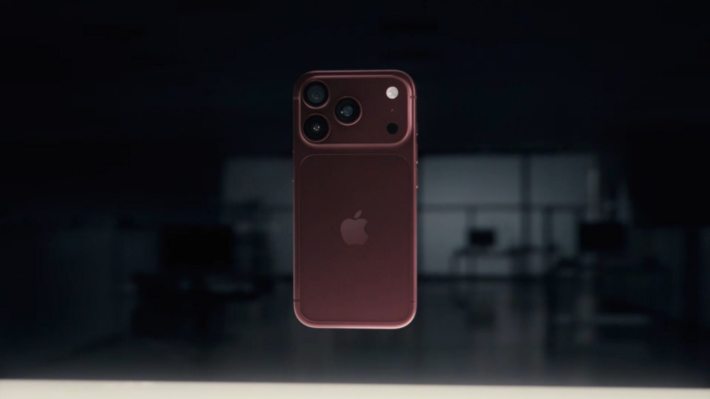 Khách hàng tham khảo iPhone mới tại cửa hàng