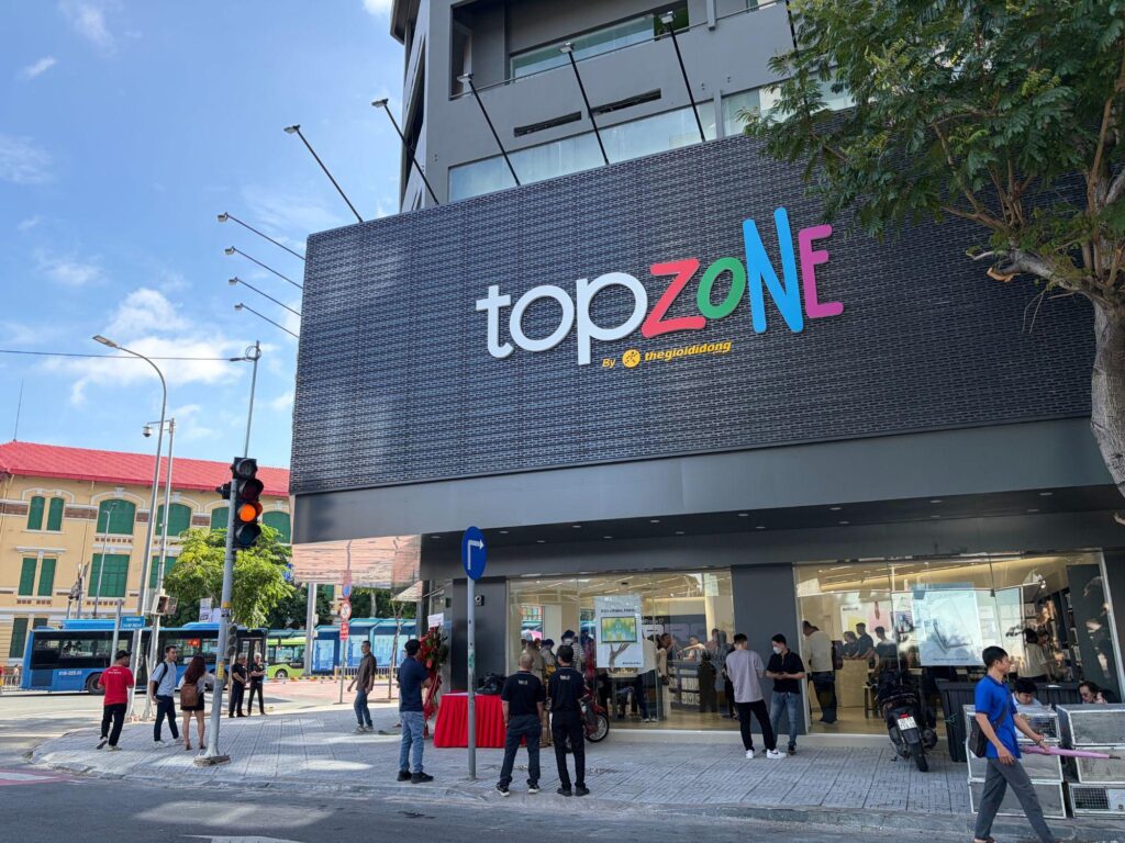 Không gian cửa hàng TopZone Hồ Gươm tại Hà Nội