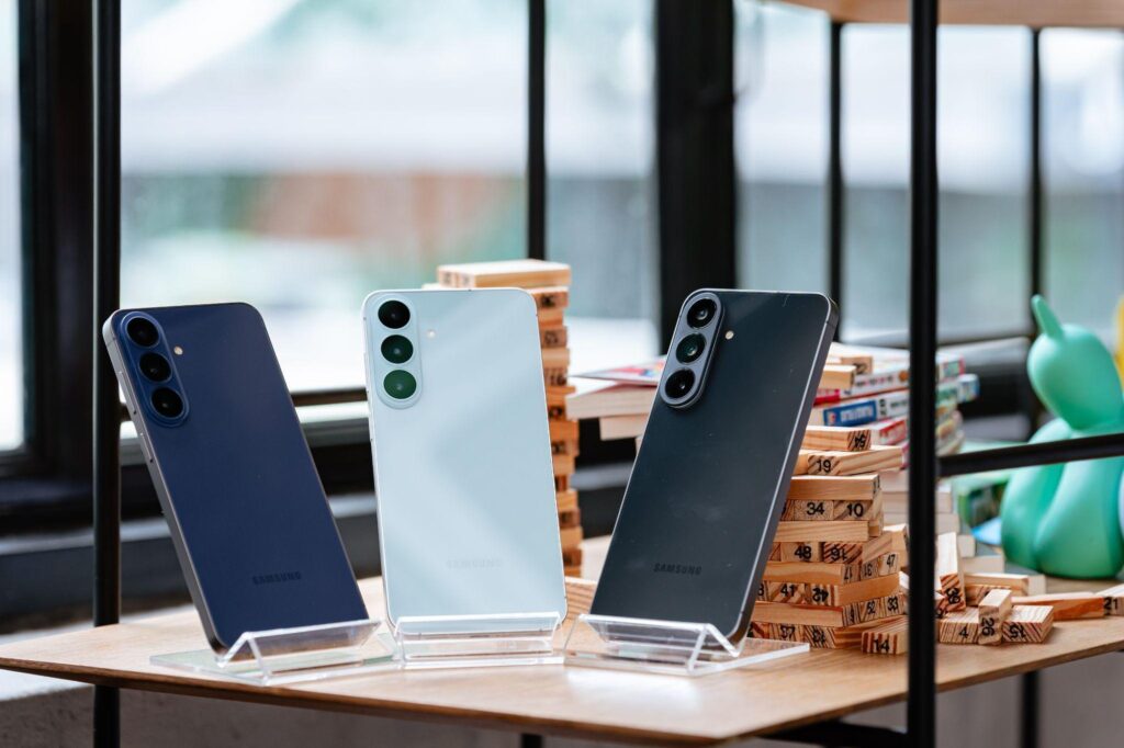 Galaxy S26 FE được đặt trong bối cảnh sử dụng hằng ngày