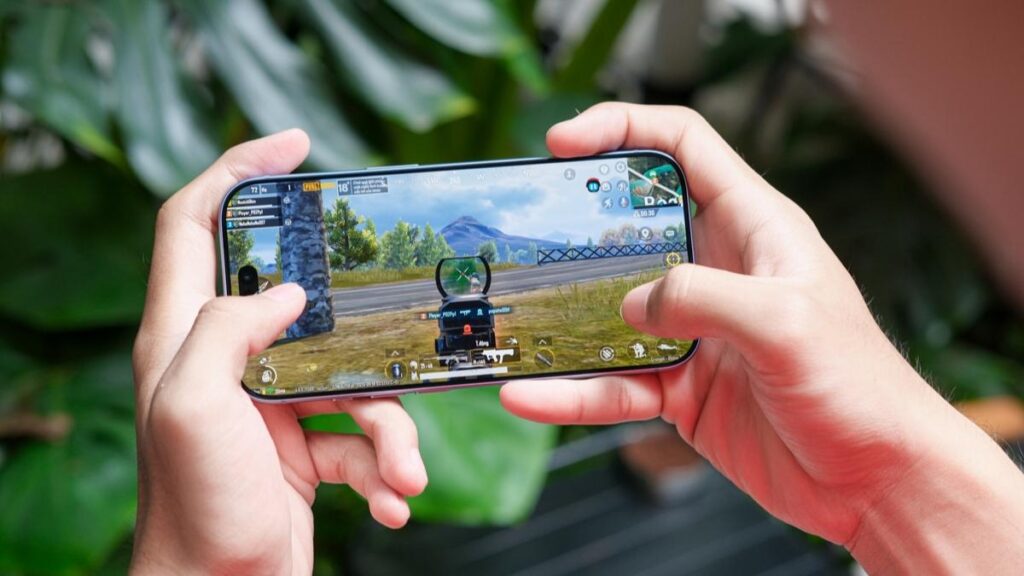Người dùng cầm iPhone trong lúc quay video ngoài trời