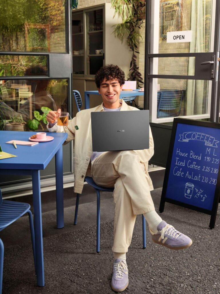 Vivobook S14 được đóng lại và cất vào balo sau một ngày sử dụng