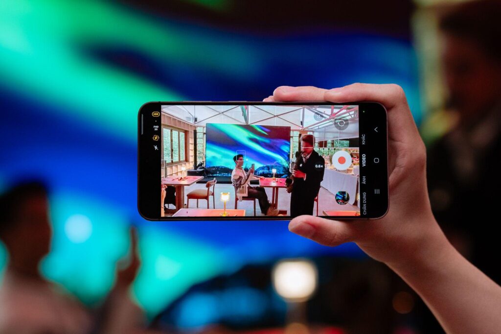 Galaxy S26 FE được trưng bày cùng thông tin chương trình ưu đãi