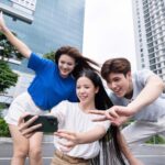 Người dùng lựa chọn gói cước di động trên điện thoại thông minh