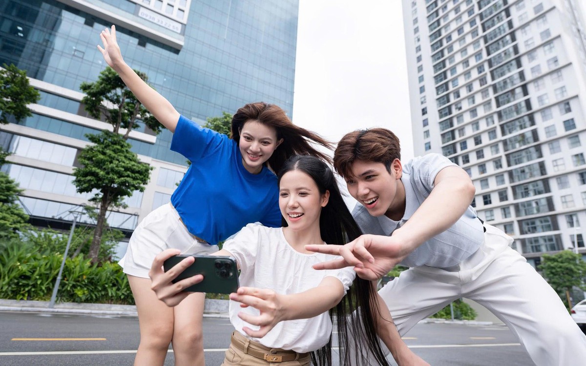 Người dùng lựa chọn gói cước di động trên điện thoại thông minh