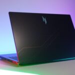 Laptop Acer Nitro ProPanel đặt trên bàn với màn hình hiển thị giao diện game