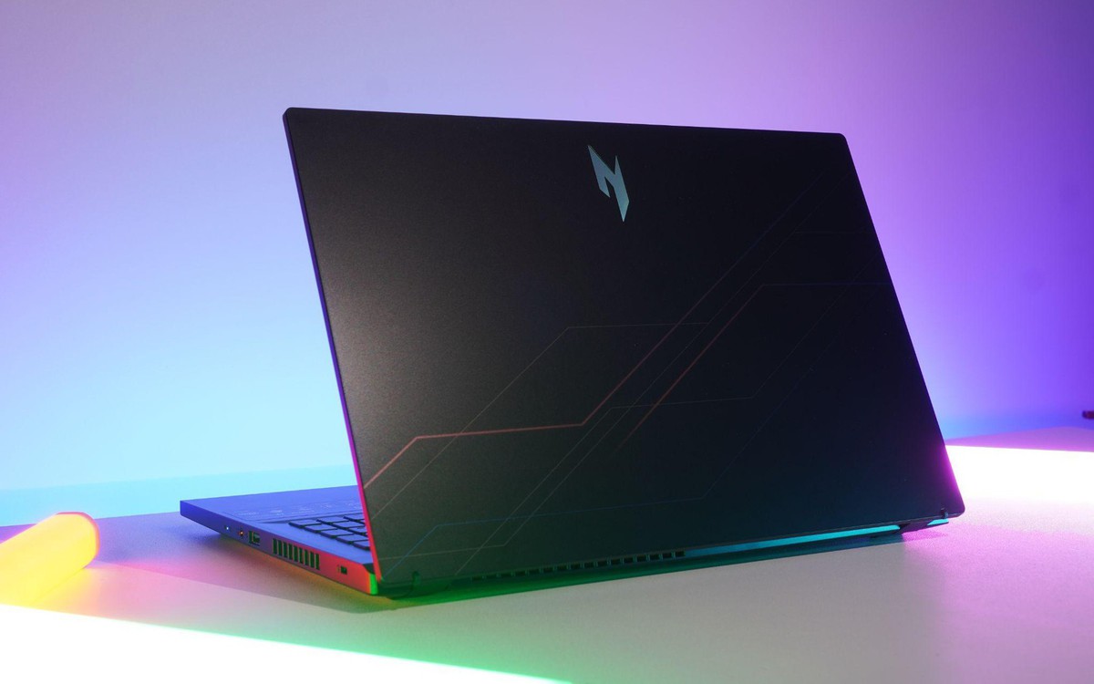Laptop Acer Nitro ProPanel đặt trên bàn với màn hình hiển thị giao diện game