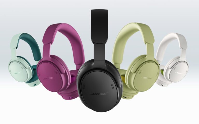 Tai nghe Bose QuietComfort Headphones 2 màu xanh đặt trên nền sáng