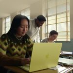 MacBook Neo đặt trên bàn làm việc với màn hình hiển thị giao diện máy tính