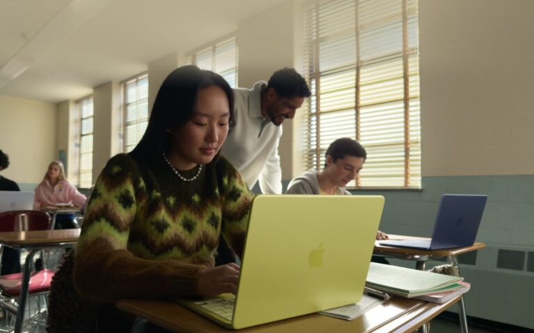 MacBook Neo đặt trên bàn làm việc với màn hình hiển thị giao diện máy tính