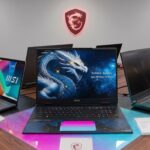 Laptop MSI Modern 14 màu bạc đặt trên bàn làm việc