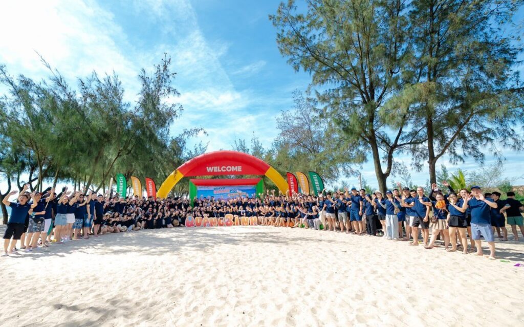 Đội ngũ nhân sự BRAVO tại văn phòng Hà Nội tham gia hoạt động team building