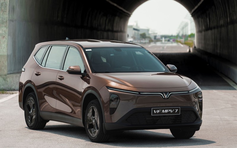 VinFast VF MPV 7 nhìn từ phía trước