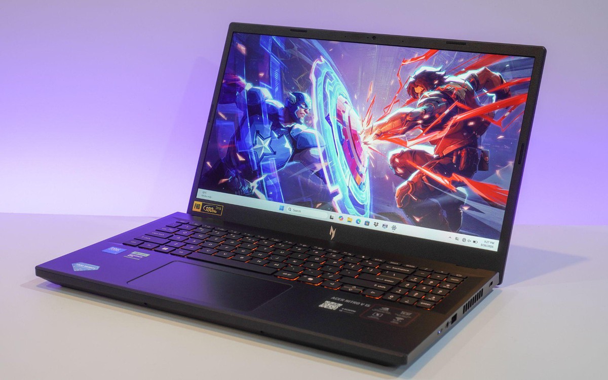 Laptop gaming Acer đặt trên bàn với màn hình hiển thị giao diện trò chơi