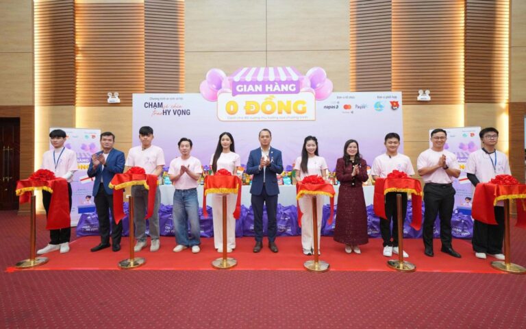 Đại diện NAPAS, Mastercard, Payoo và Hội Liên hiệp Phụ nữ Việt Nam tại lễ khởi động chương trình