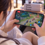 Game thủ phát trực tiếp trò chơi trên smartphone trong không gian cá nhân