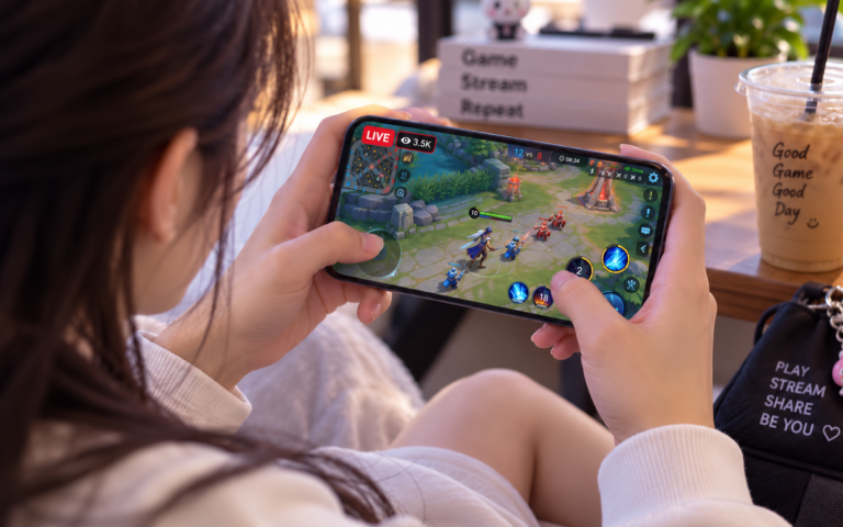 Game thủ phát trực tiếp trò chơi trên smartphone trong không gian cá nhân