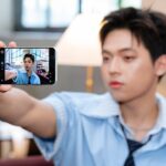 Người dùng Việt Nam lựa chọn smartphone cao cấp trong cửa hàng
