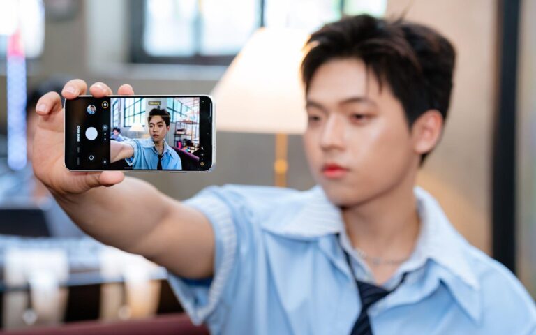 Người dùng Việt Nam lựa chọn smartphone cao cấp trong cửa hàng