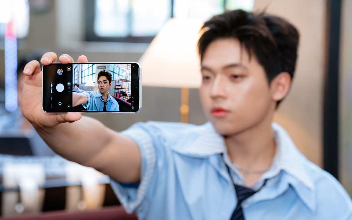 Người dùng Việt Nam lựa chọn smartphone cao cấp trong cửa hàng