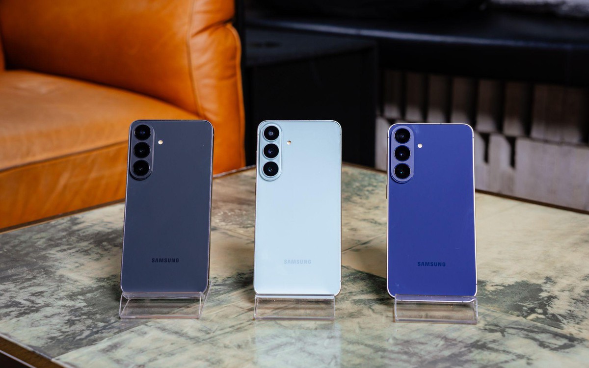 Galaxy S26 FE hiển thị giao diện camera trong điều kiện thiếu sáng